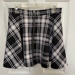 Hot Topic Black and White Plaid Skirt. Front Zip.